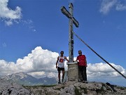 04 Alla croce di vetta di Cima Croce (1975 m) in Alben